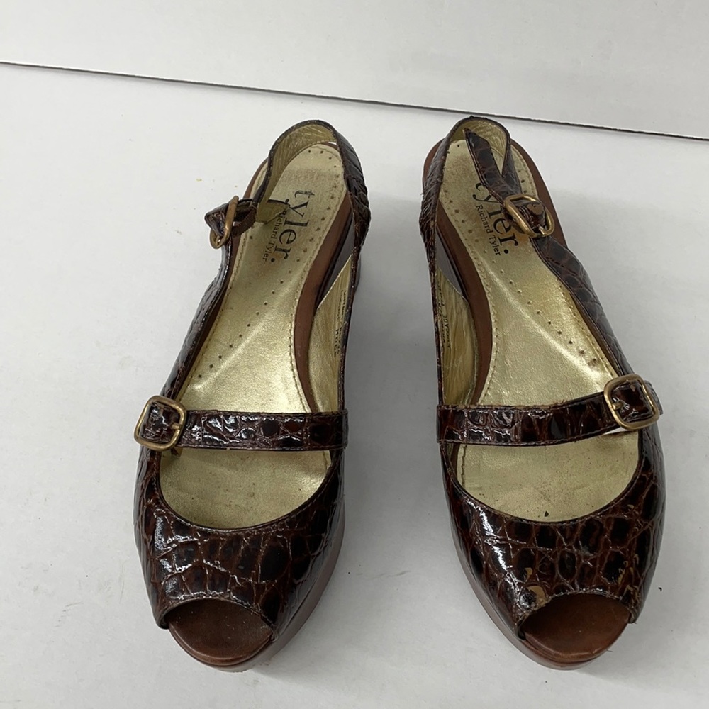 Richard Tyler adorable leather platform sandals